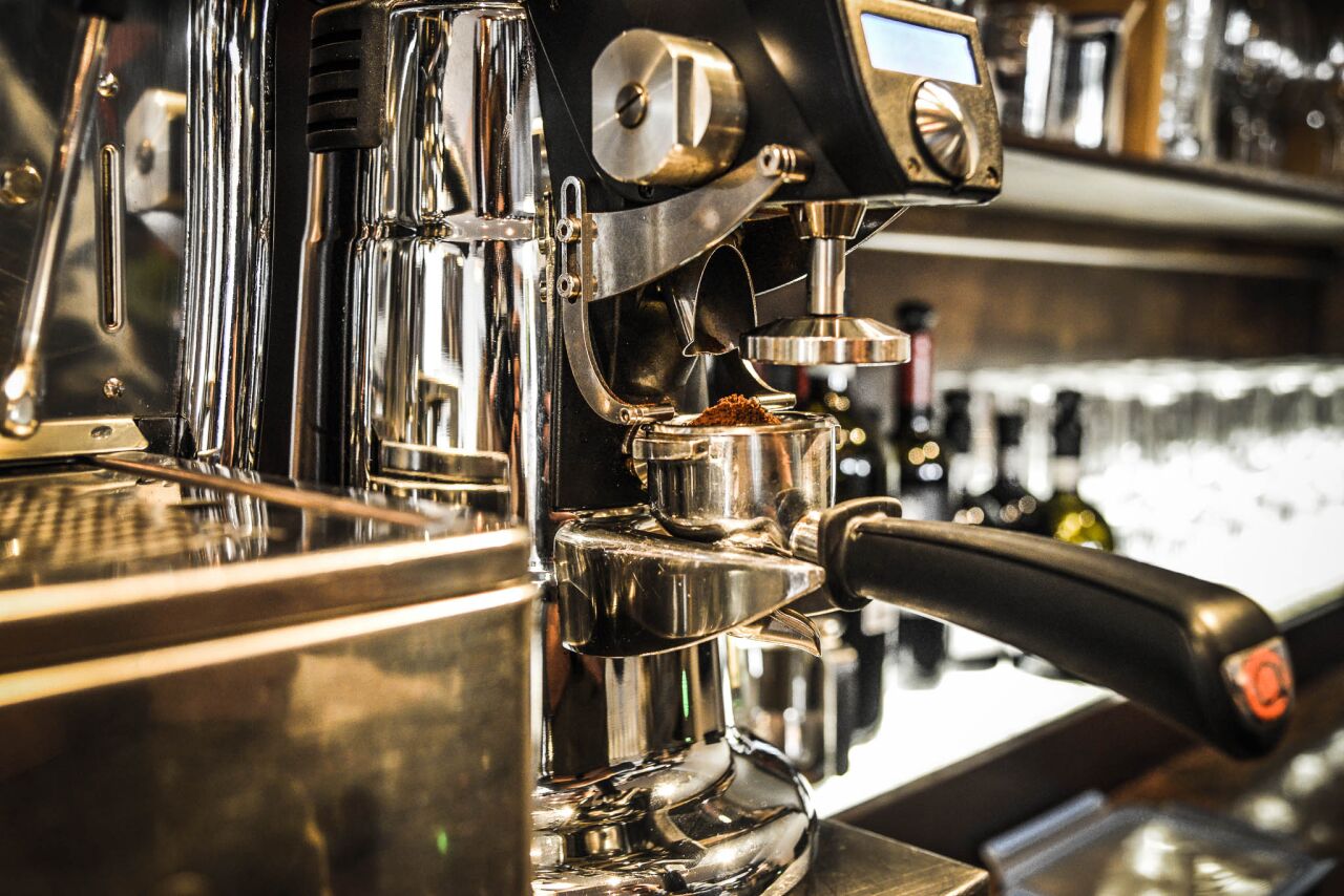 Nahaufnahme der verchromten Espressomaschine mit Siebträger