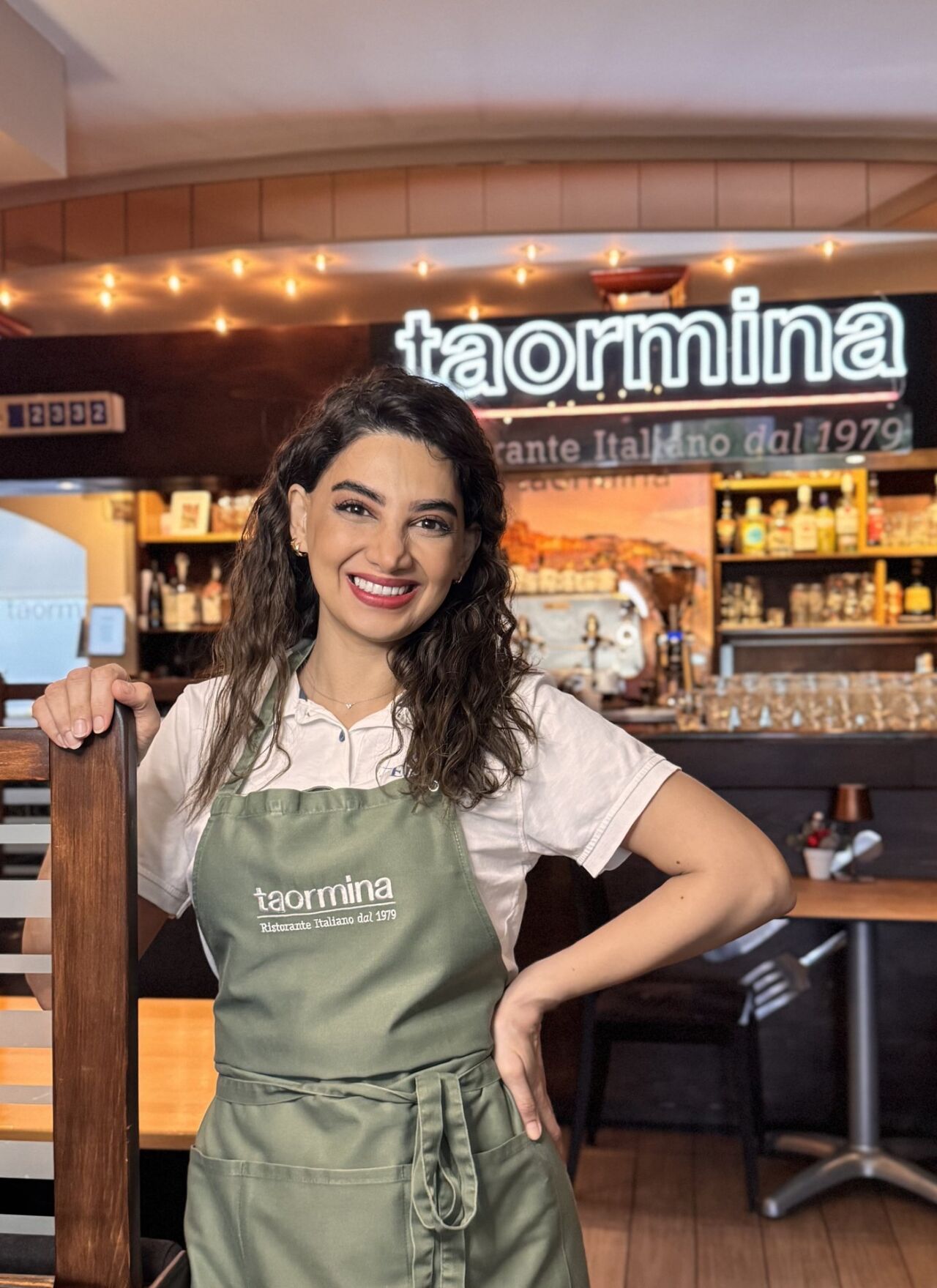 Sara Dehsouri, service and bar