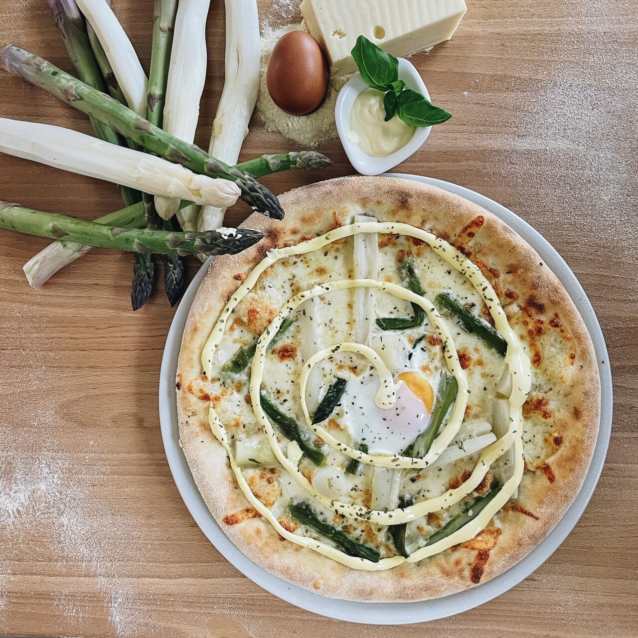 Pizza Asparagi mit grünem Spargel und Spiegelei