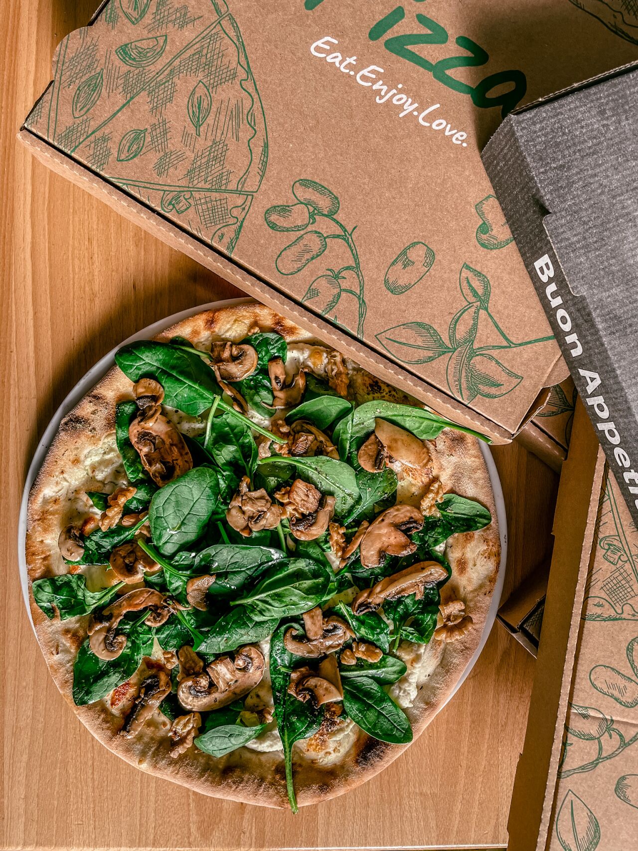 Pizza mit Babyspinat und Champignons