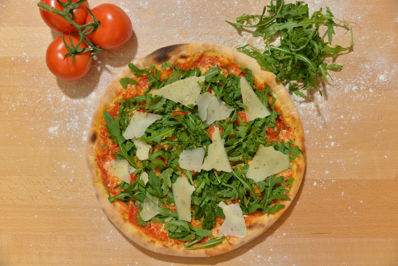 Pizza Capitano mit Rucola, Schinken und Grana-Spänen