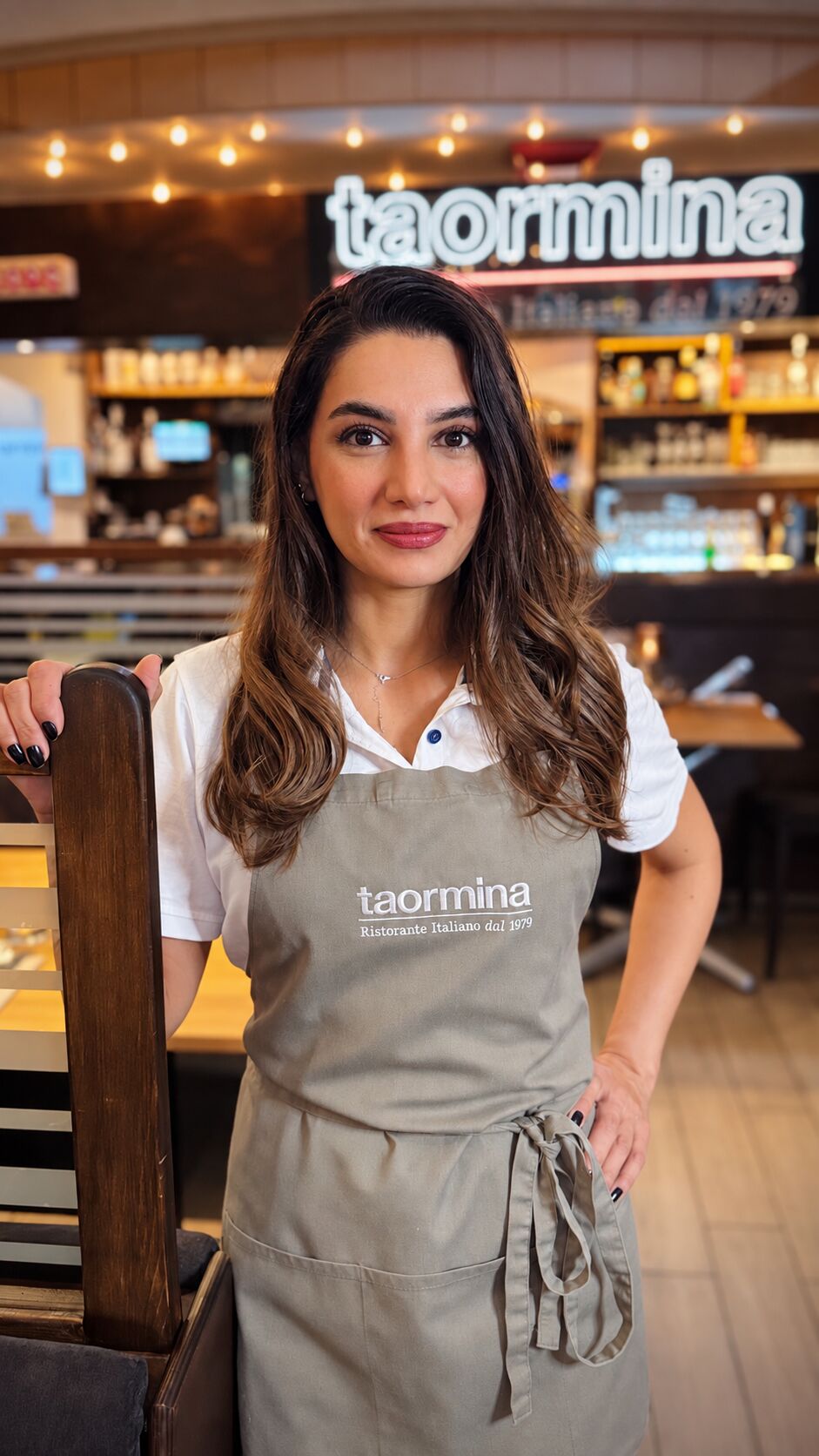 Sara, Service und Bar im Ristorante Taormina, im Restaurant mit Schürze